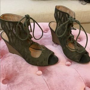 Olive green low chunky heels| Size‎ 7